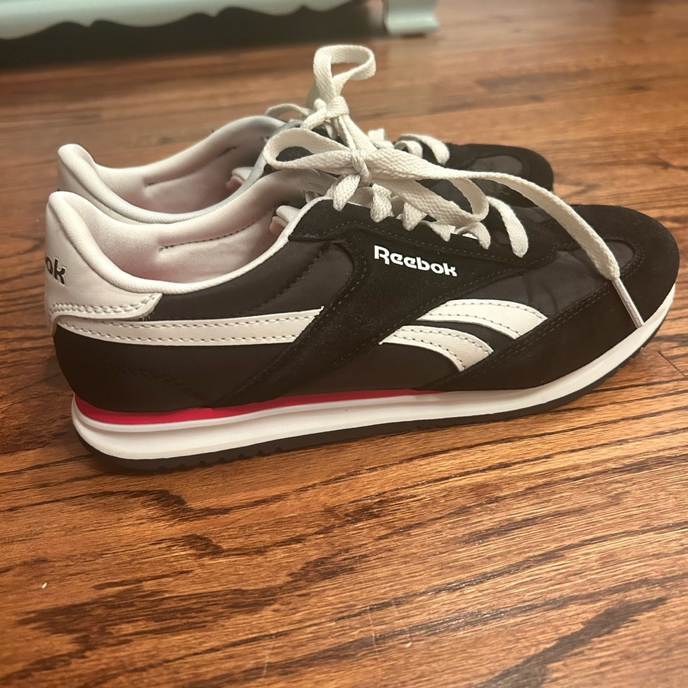 Women’s Reebok Fiori Sneakers 🖤❤️ - Picture 3 of 10